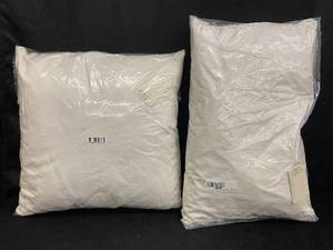 lot 17 image: Set of 2 French Linen Decorative Throw Pillows