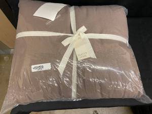 lot 40 image: French Linen Comforter and Sham Set - King Size (Damaged)