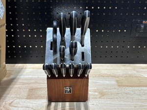 lot 21 image: Knife and Block Set