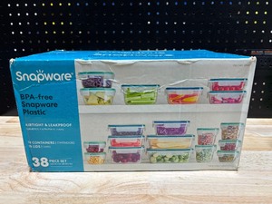 lot 27 image: Plastic Snapware Set