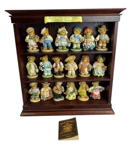 lot 7 image: Beautiful ENESCO Across the Seas with Cherished Teddies Collection in Excellent Condition