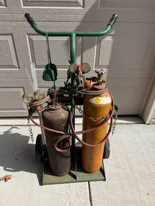 lot 9 image: Harper Gas Cylinder Welding Cart with Regulators