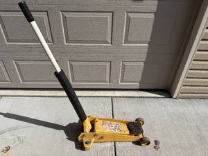 lot 11 image: Heavy Duty Hydraulic Floor Jack
