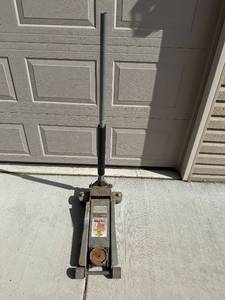 lot 12 image: Pittsburgh Heavy Duty 3 Ton Floor Jack with Rapid Pump