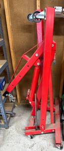 lot 24 image: Torin Big Red 5-Ton Long Ram Jack