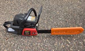 lot 28 image: Poulan Predator 42cc Chainsaw with Stihl Bar Cover