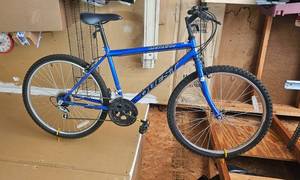 lot 62 image: Dynacraft Quest Mountain Bike in Blue