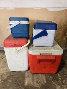 lot 83 image: Set of 4 Retro Portable Ice Coolers with Handles