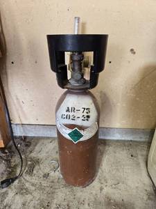 lot 92 image: High-Pressure Non-Flammable Argon Gas Cylinder AR-75 with Regulator