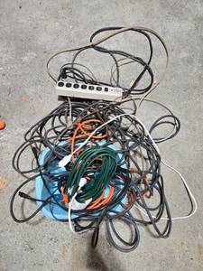 lot 95 image: Variety of Extension Cords and Power Strip