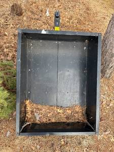lot 133 image: Heavy Duty Garden Dump Cart with Hitch