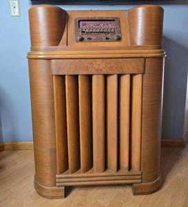 lot 181 image: Vintage 1930s Wooden Console Tube Radio