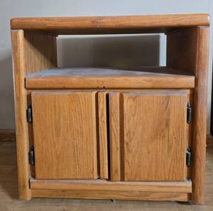 lot 182 image: Wooden End Table with Storage Cabinet
