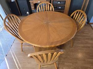 lot 195 image: Round Oak Dining Table with 6 Chairs