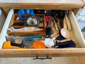 lot 253 image: Assorted Kitchen Utensil Drawer with Cutlery and Cooking Tools