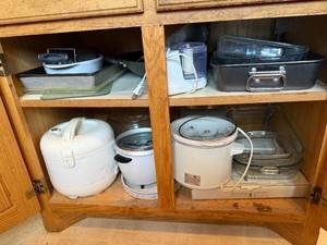 lot 256 image: Kitchenware Collection Rice Cookers, Bakeware, and Glass Containers