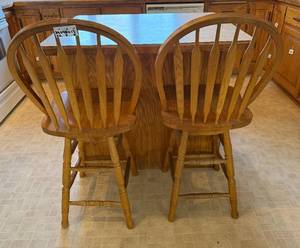 lot 257 image: Set of 2 Oak Wood Kitchen Counter Stools