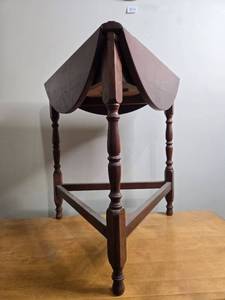 lot 320 image: Antique Drop-Leaf Gate Leg Table with Mahogany Finish