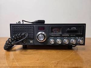 lot 393 image: Realistic Navaho TRC-458 SSB AM CB Radio with GE Microphone
