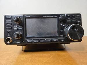 lot 438 image: Icom IC-7300 HF50MHz Transceiver with Cables