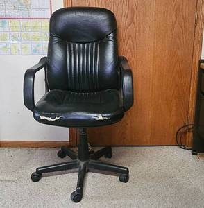 lot 469 image: Used Black Leather Office Chair with Adjustable Height