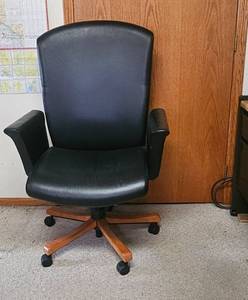 lot 471 image: Ergonomic Leather Office Chair with Wooden Base
