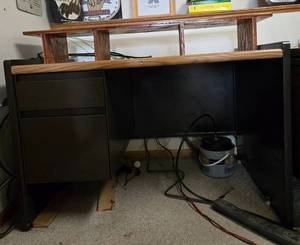 lot 475 image: Heavy Duty Office Desk with 3-Shelf Hutch (Cords Not Included)