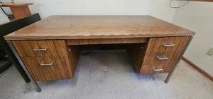 lot 485 image: Large Wooden Office Desk with 6 Pull-Out Drawers
