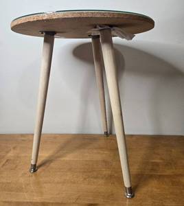 lot 489 image: Round Side Table
