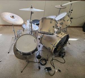 lot 490 image: Complete Slingerland Drum Set with Mixed Brand Cymbals