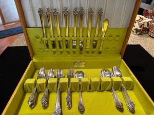 lot 177 image: 1881 Rogers Silverplate Flatware Set by Oneida LTD with Wooden Case