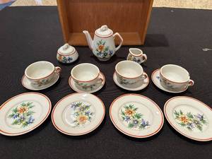 lot 186 image: Vintage 15-Piece Ceramic Tea Set Made in Japan with Floral Design