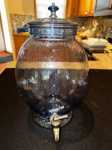 lot 187 image: Clear Glass Drink Dispenser with Lid and Spout