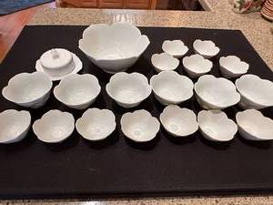 lot 199 image: Floral Design White Porcelain Dining Set with 24 Pieces