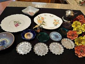 lot 200 image: Collection of Vintage Porcelain Plates and Decorative Items