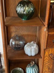 lot 339 image: Set of 5 Artistic Decorative Glass and Ceramic Pumpkins and Bowl