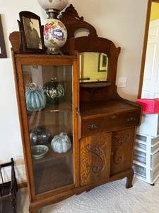 lot 343 image: Antique Oak Sideboard with Display Cabinet