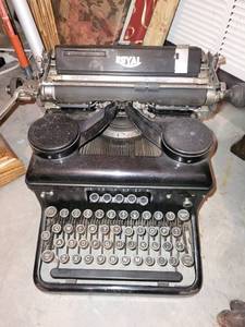 lot 382 image: Antique Royal Typewriter with Classic Design
