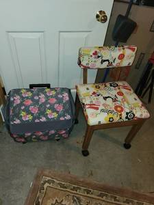 lot 385 image: Floral Rolling Luggage and Colorful Rolling Chair Set