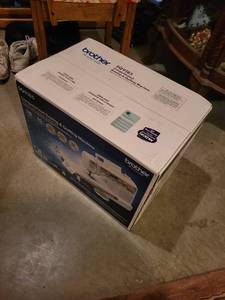 Brother SQ9185 Computerized Sewing and Quilting Machine New in Box with Case