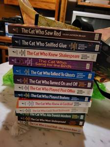 lot 390 image: Collection of 12 The Cat Who Paperback Books by Lilian Jackson Braun
