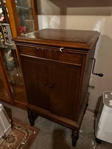 lot 394 image: Vintage Victrola Cabinet Record Player with 2 Records