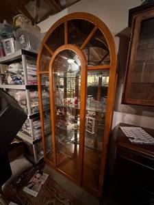 lot 396 image: Vintage Oak Arch Top Curio Display Cabinet with Glass Shelves