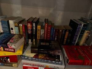 lot 423 image: Collection of Assorted Fiction Books by Various Authors
