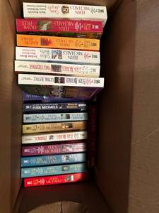lot 433 image: Collection of Fern Michaels Paperback Novels - 18 Books