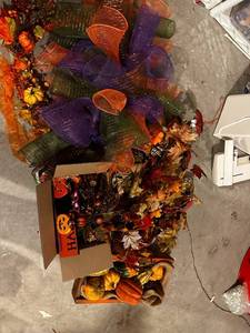 lot 465 image: Assorted Autumn and Halloween Decor Set