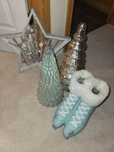 lot 468 image: Winter Decoration Set with Ice Skates, Glass Trees & Star Frame
