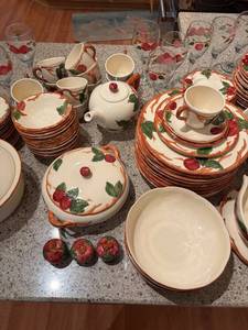 lot 6 image: Franciscan Apple Pattern Dinnerware Collection