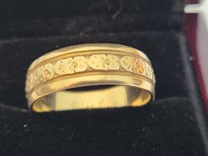 lot 10 image: 14k Gold Floral Band Ring