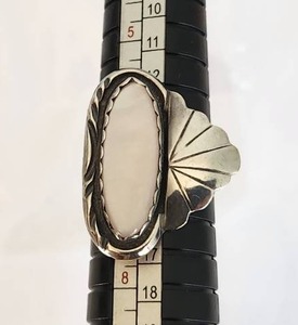 lot 24 image: Silver Vintage Ring with Leaf Design and White Stone - Size 6.5